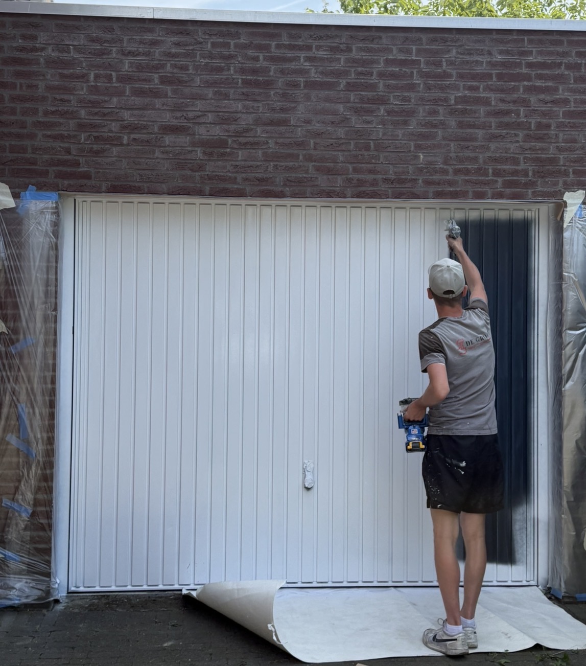 Airless spuiten van een garagedeur